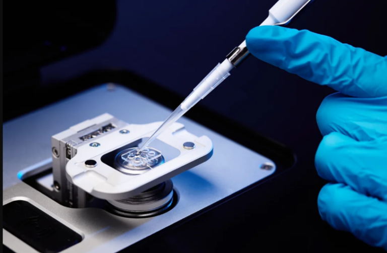 Loading a sample onto a mass photometer